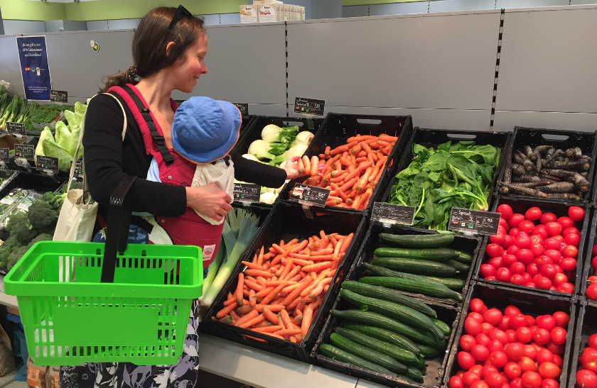 Nachhaltiger Einkauf: Pflegemama Silke kauft Gemüse unverpackt
